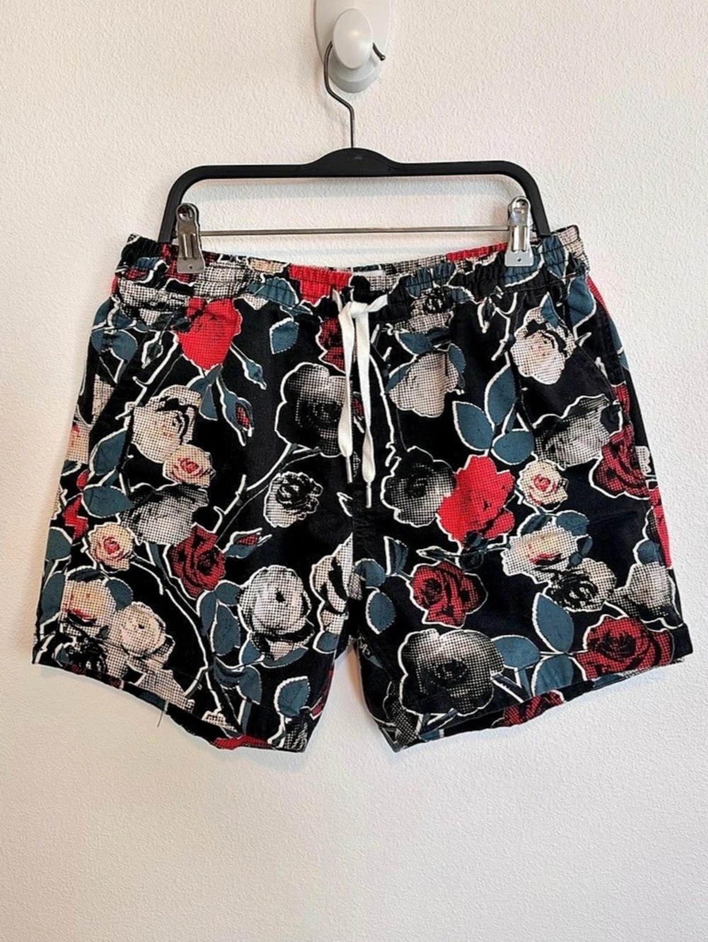 Urban Outfitters Floral Shorts in Black & Red Size Small